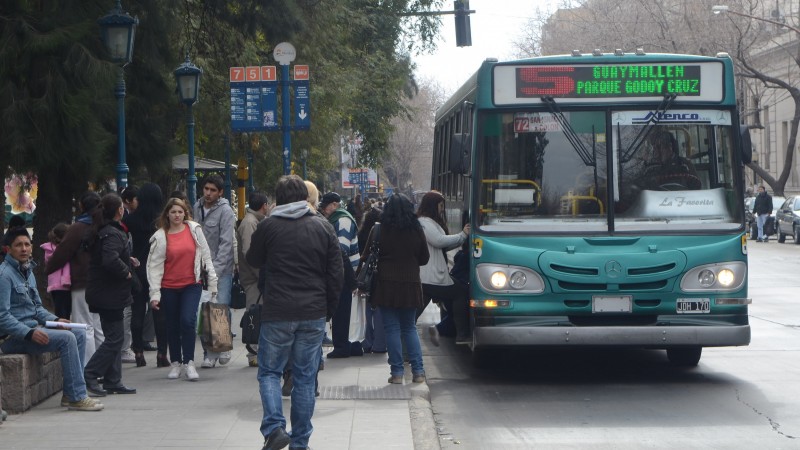 Tras un planteo de empresarios, el Senado aprobó el uso de transporte público antiguo en Mendoza